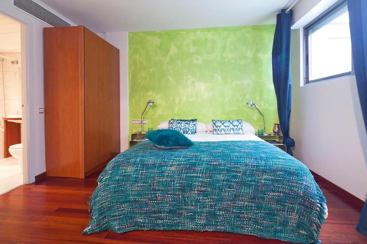 Mid-Term Rentals In Barcelona With Swimming Pool 아파트
